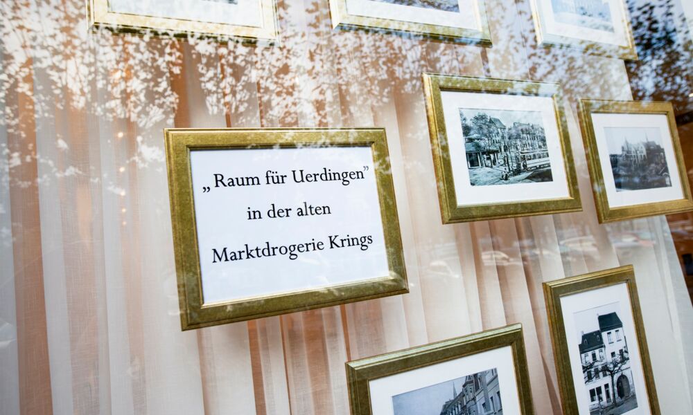 Schaufenster „Raum für Uerdingen“ - Zecher Bestattungen, Krefeld